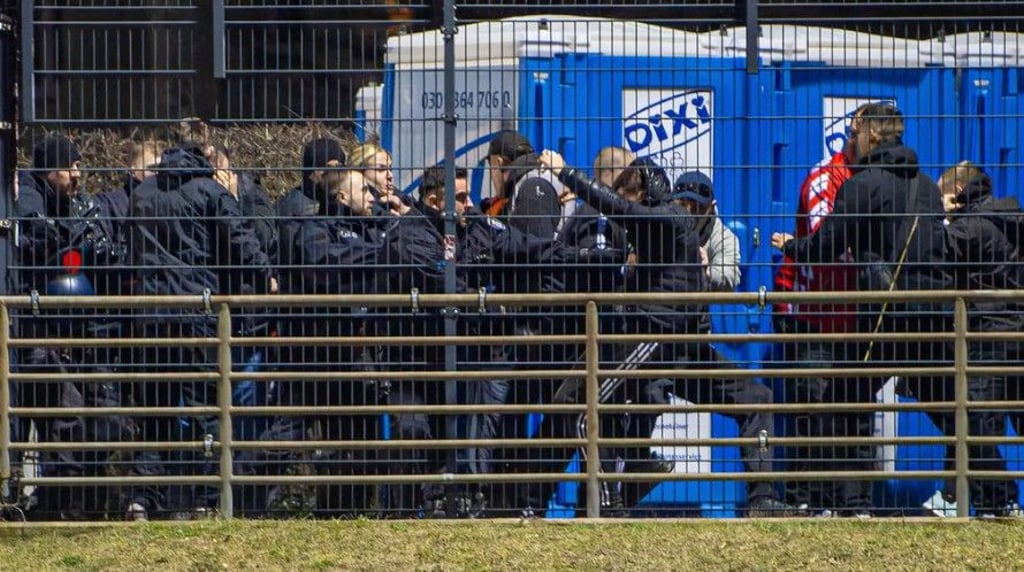 Beim Spiel des Halleschen FC bei Hertha Zehlendorf kam es zu Auseinandersetzungen zwischen Fans des Halleschen FC und der Polizei.