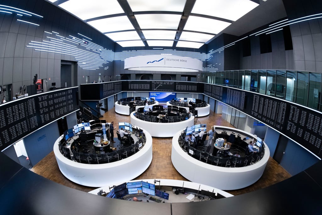 Handelssaal der Frankfurter Börse: In Deutschland nutzen auch Jahre nach der Corona-Pandemie viele Konzerne rein virtuelle Hauptversammlungen (Archivbild)