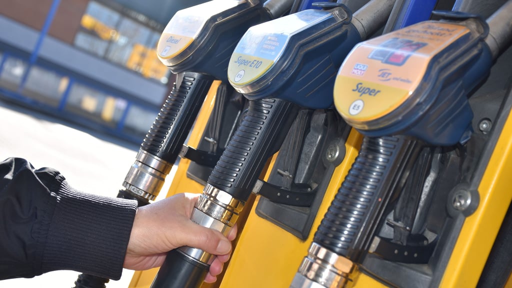 Sprit ist an den Tankstellen seit Beginn  des Irankriegs deutlich teurer geworden. Sind die hohen  Preise aber überhaupt nachvollziehbar und  mit dem Krieg zu begründen? (Symbolfoto)?