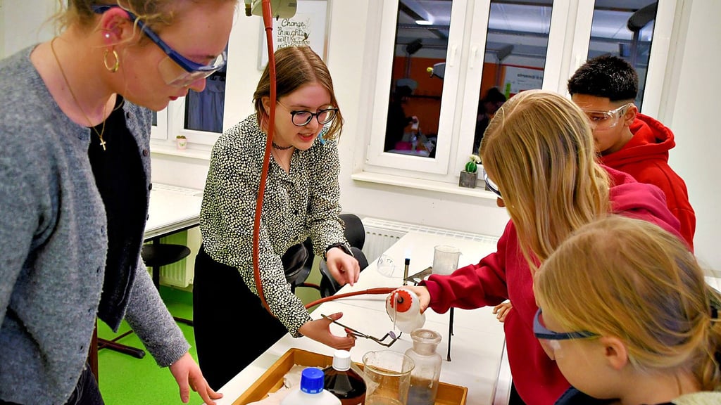 Beim Tag der offenen Tür im Januar 2026  haben sich Sekundarschule und Gymnasium in Havelberg den künftigen Fünftklässlern und ihren Eltern vorgestellt. Die Angebote im Gymnasium, wie hier in Chemie, sind gut, fanden die Besucher.