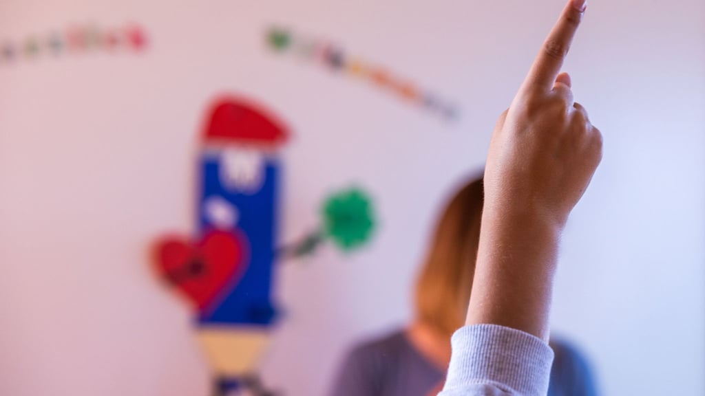 Schule und Hort sollen in Sachsen künftig stärker zusammenarbeiten - ein entsprechendes Modellprojekt wurde um ein Jahr verlängert. (Symbolbild)