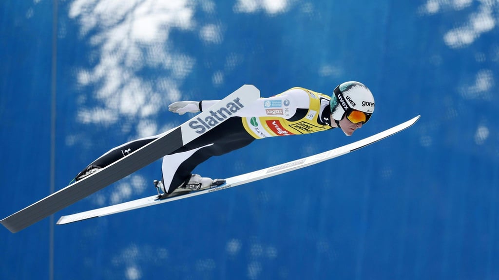 Skispringer Domen Prevc fliegt der Konkurrenz davon. (Archivbild)