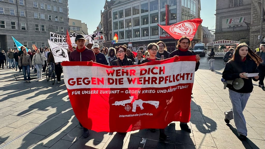 Rund 50 meist junge Menschen demonstrierten in Halle  gegen eine mögliche Wehrpflicht. 