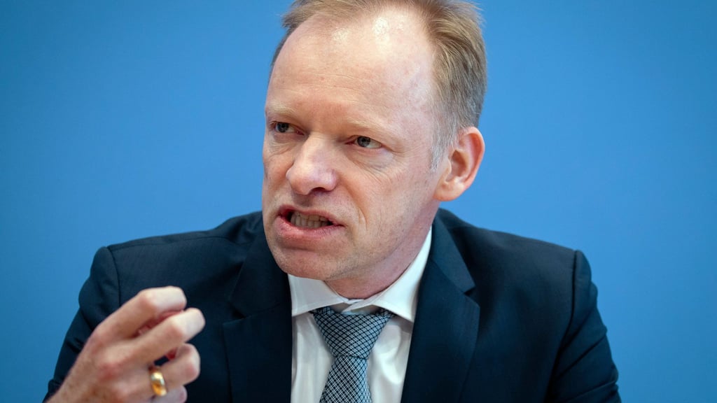 Ifo-Präsident Clemens Fuest hält wenig von einem möglichen Tankrabatt. (Archivbild)