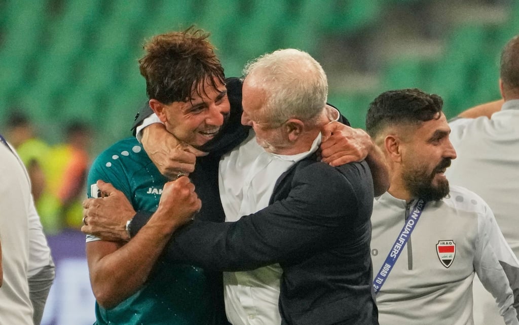 Bangen um ihre Teilnahme an den WM-Playoffs: Mohanad Ali und Iraks Trainer Graham Arnold. (Archivbild)