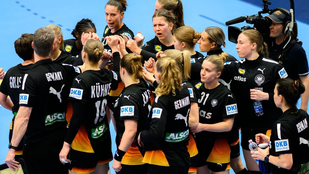 Die deutschen Handballerinnen freuen sich auf das erste Heimspiel im neuen Jahr.