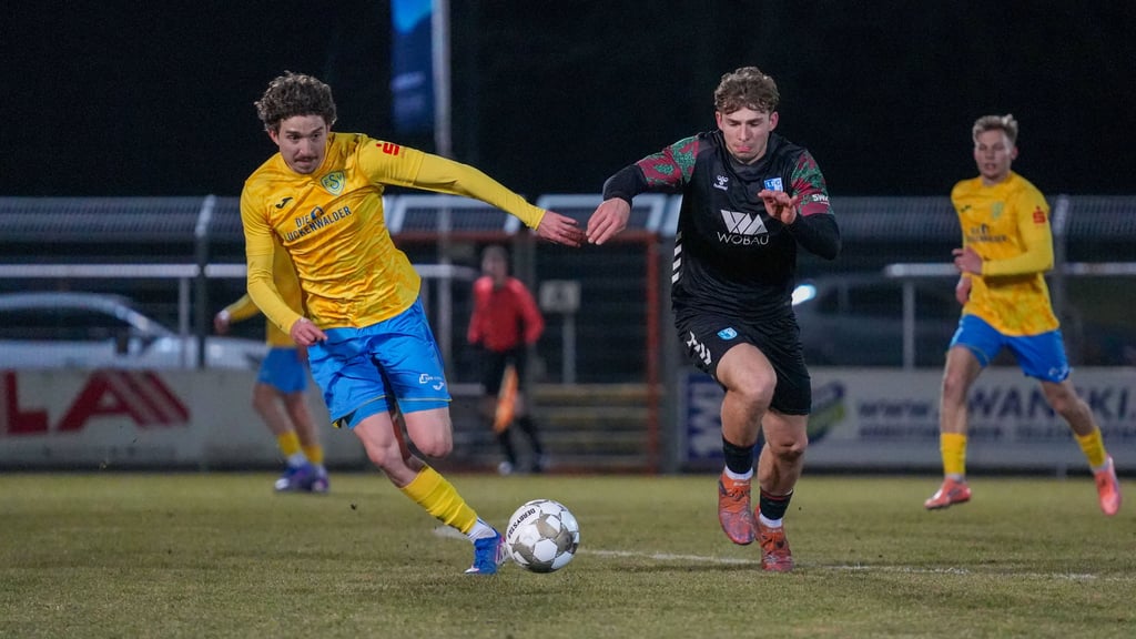 Joonas Frenzel (r.) vom 1. FC Magdeburg II im Duell mit Luckenwaldes Sofiene Jannene.