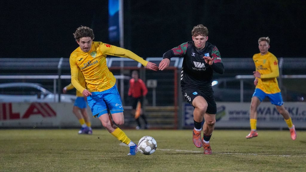 Joonas Frenzel (r.) vom 1. FC Magdeburg II im Duell mit Luckenwaldes Sofiene Jannene.