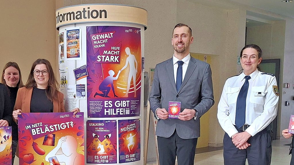 Annabell Seifert (zweite von links) von der Hilfs- und Beratungsstelle „Miß-Mut“  stellt gemeinsam mit Oberbürgermeister Bastian Sieler und der Opferschutzbeauftragten der Polizeiinspektion Stendal, Judy Richter (rechts), die neue Kampagne für Stendal und Umgebung  vor.