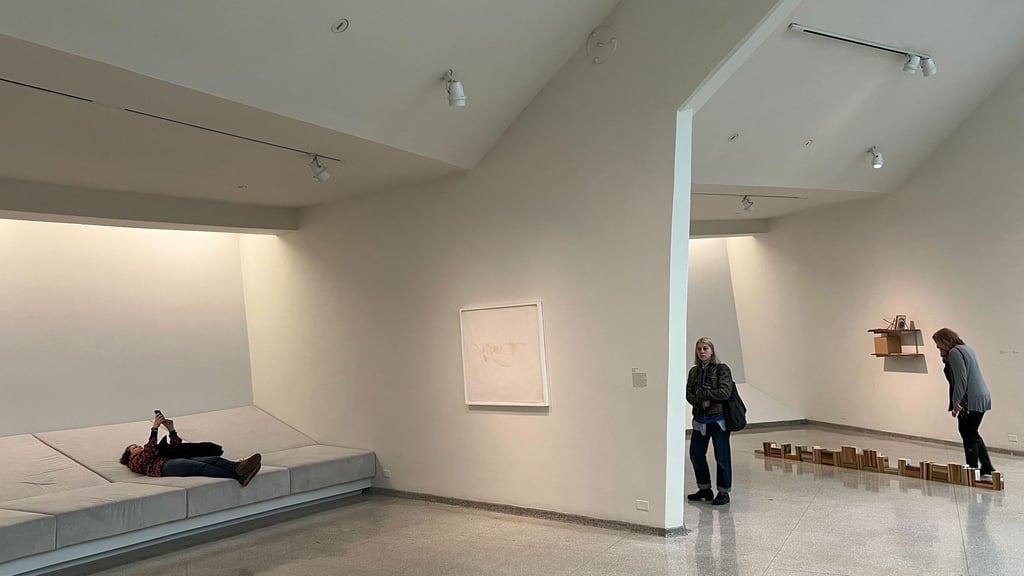 Chillen im Museum - Künstlerin Carol Bove macht es möglich.