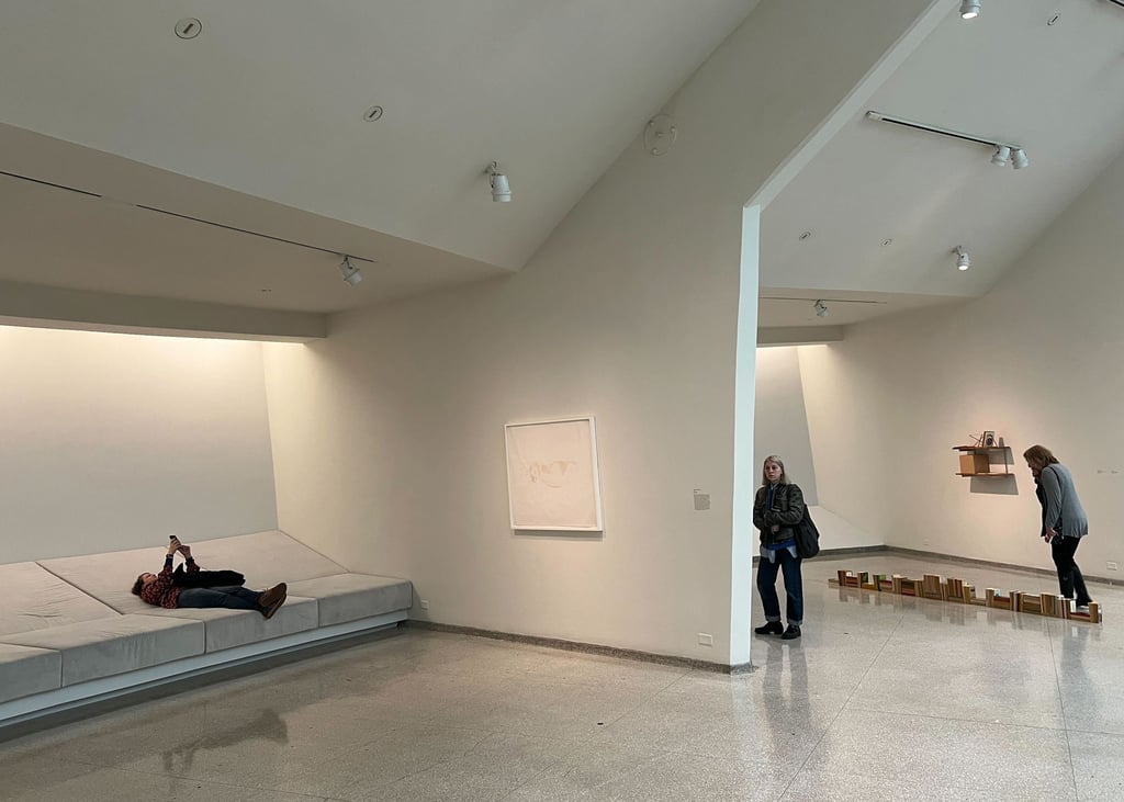 Chillen im Museum - Künstlerin Carol Bove macht es möglich.