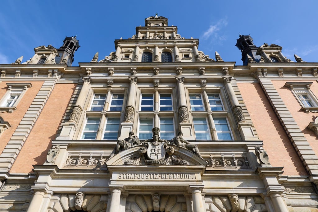Dort, wo ansonsten in Hamburg auch der Block-Prozess stattfindet, stehen nun die mutmaßlichen Mitglieder der rechten Terrorgruppe „Letzte Verteidigungswelle“ vor Gericht. (Archivbild)