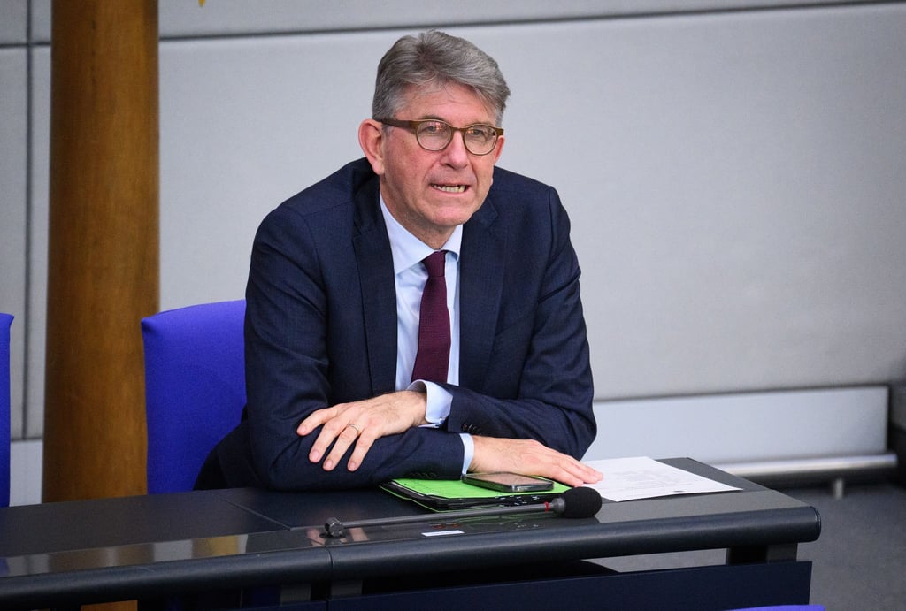 Kulturstaatsminister Wolfram Weimer findet seine Entscheidung zum Ausschluss dreier Buchläden vom Deutschen Buchhandlungspreis richtig. (Archivbild)