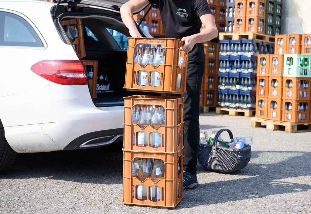 Nachhaltigkeit zählt: Wer ökologisch handeln möchte, sollte Mineralwasser in Mehrwegflaschen kaufen und auf regionale Quellen achten.
