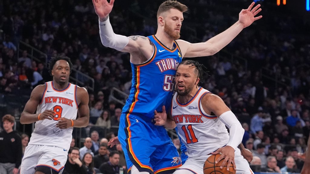 Oklahomas Isaiah Hartenstein (M) verletzte sich in der Partie gegen die New York Knicks an der Wade.