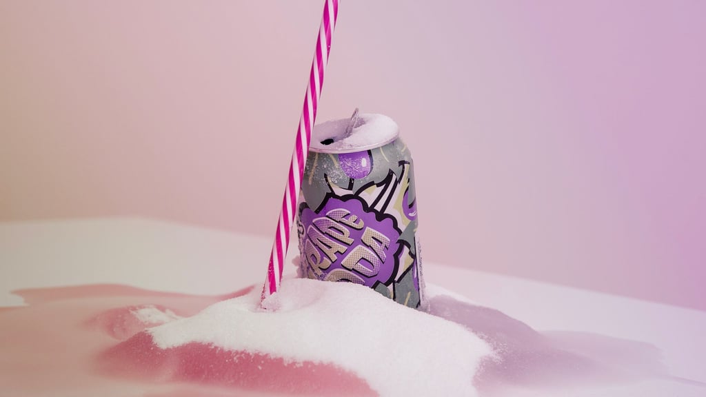 Zuckerhaltige Getränke belasten die Nieren: Fruchtzucker aus Softdrinks und Fertigprodukten kann langfristig Nierenschäden fördern.