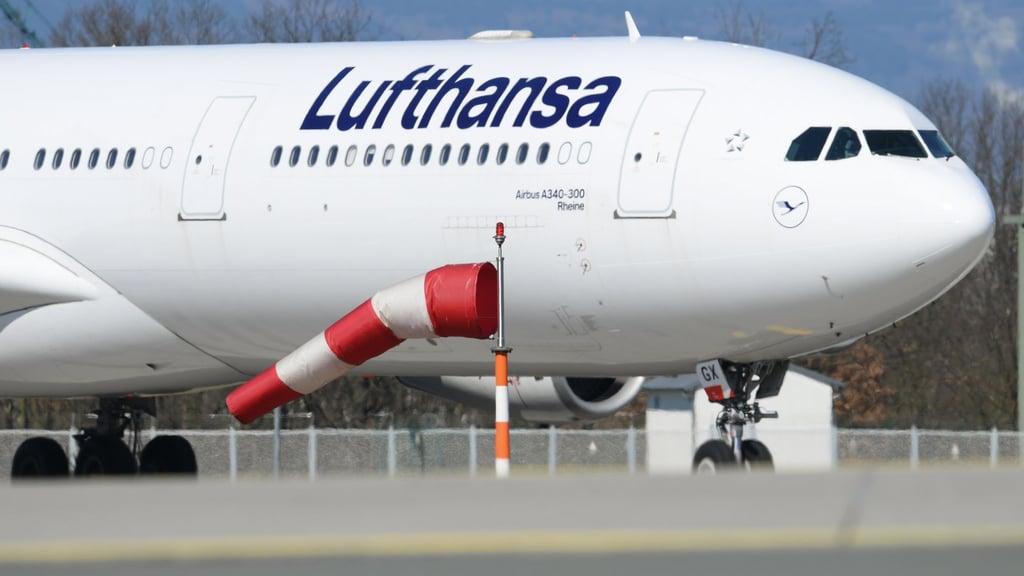 Die Bundesregierung hatte einen Lufthansa-Airbus zu einem ersten Evakuierungsflug nach Oman geschickt. (Archivbild)