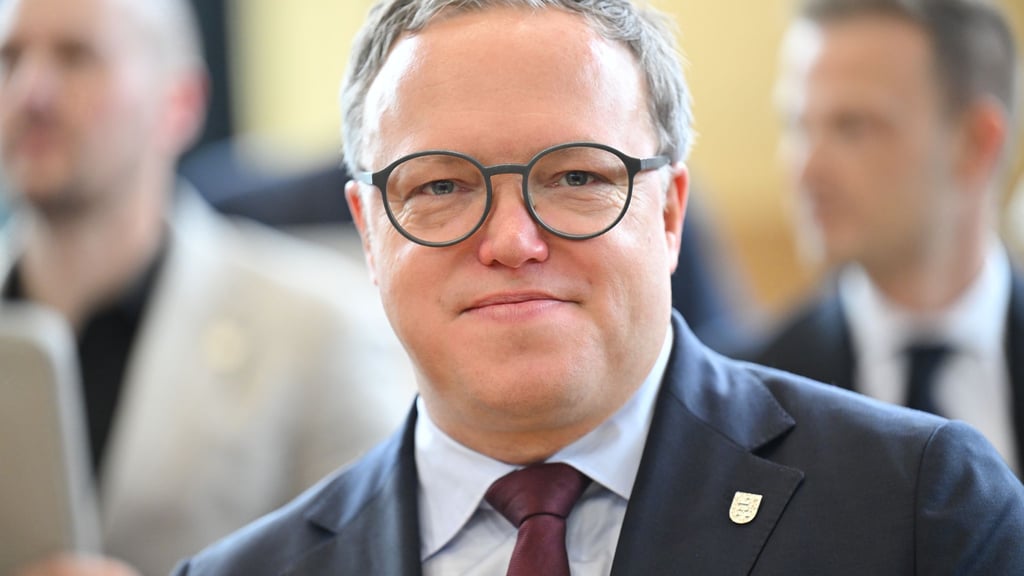 „Mit Social Media haben Depressionen und Angststörungen bei Kindern und Jugendlichen dramatisch zugenommen“, sagt Thüringens Ministerpräsident Mario Voigt. (Archivbild)