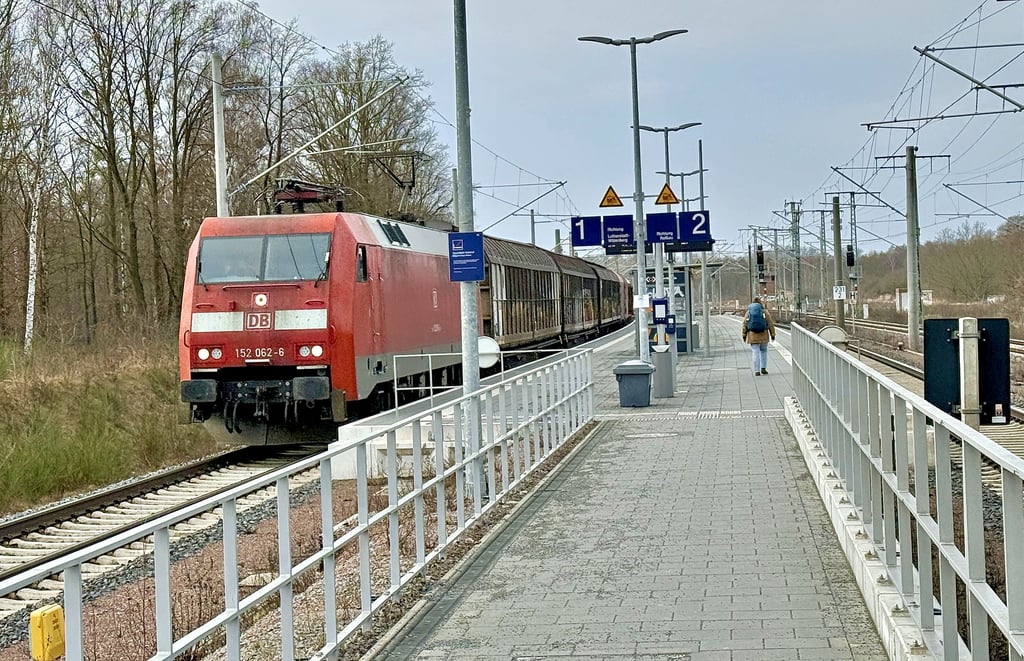 Güterzüge und der Regionalexpress 7 fahren hier nur durch: Der Haltepunkt Meinsdorf. Nun gibt es einen Vorstoß für eine Verbindung nach Berlin.