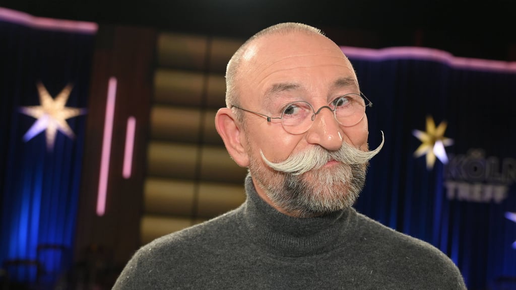 Horst Lichter zeigt seinen Followern auf TikTok, wie er seinen markanten Bart stylt.