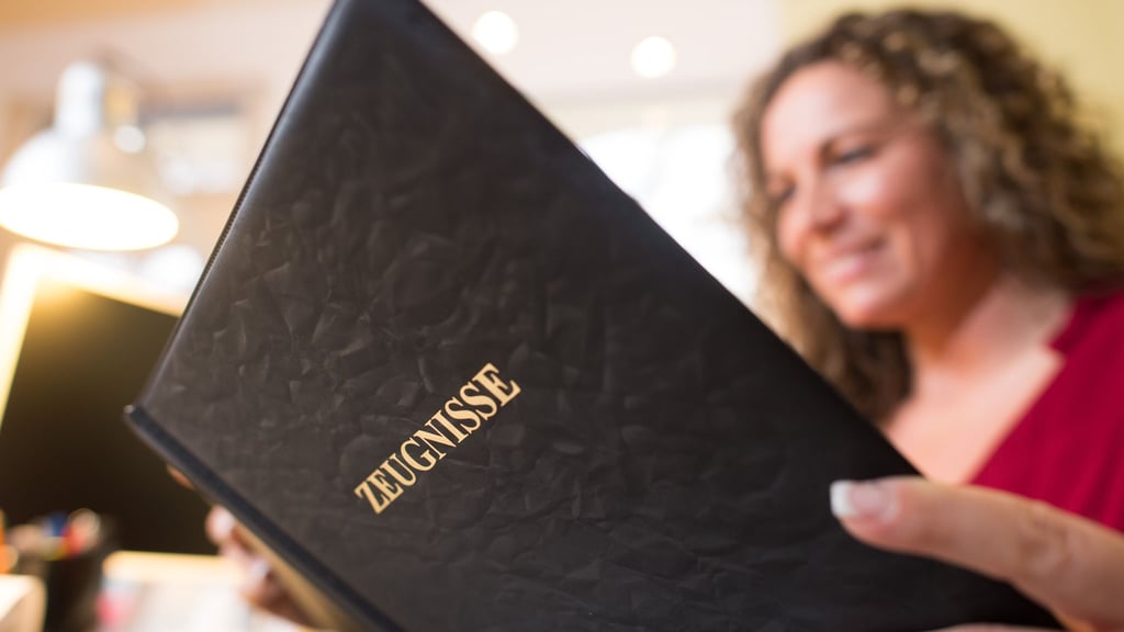 Im Arbeitszeugnis stecken nicht selten kritische Hinweise, die oft nur Personaler richtig deuten können.