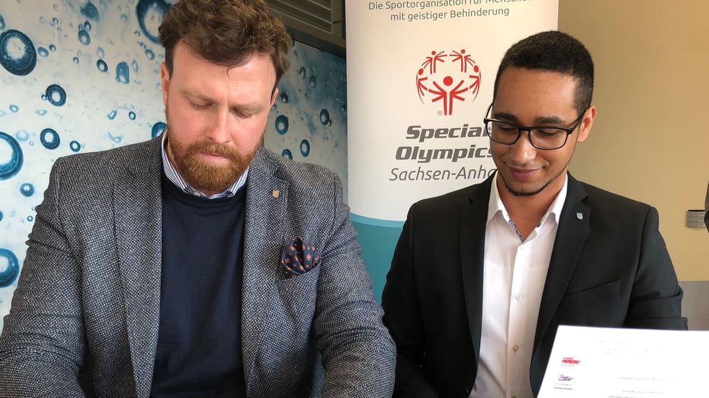 Arbeiten Martin Pake (CDU, links) und Sportbetriebsleiter Serge Musengeshi weiter zusammen oder ist letzterer freigestellt worden? Das lässt das Rathaus offen. Das Foto zeigt beide bei der Unterzeichnung einer Kooperationsvereinbarung anlässlich der Special Olympics.