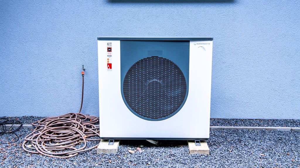 Moderne Wärmepumpen sind leiser als früher: Mit unter 50 Dezibel arbeiten sie so leise wie ein Geschirrspüler.