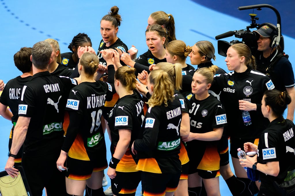 Die deutschen Handballerinnen freuen sich auf das erste Heimspiel im neuen Jahr.