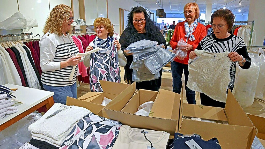 Stephanie Christiani (li.) und ihr Team packen gemeinsam die neue Ware aus. Die Mitarbeiterinnen sind die aus den Geschäften Mode Express und Cosima.