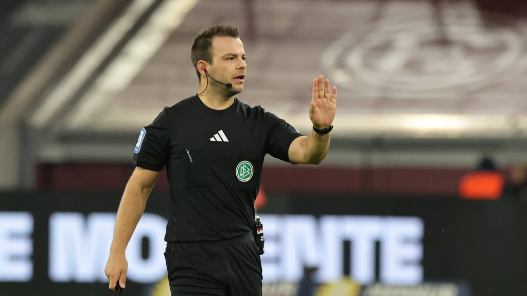 Schiedsrichter Wolfgang Haslberger pfeift den 1. FC Magdeburg im Auswärtsspiel bei der SV Elversberg am Freitagabend.