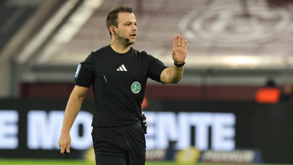 Schiedsrichter Wolfgang Haslberger pfeift den 1. FC Magdeburg im Auswärtsspiel bei der SV Elversberg am Freitagabend.