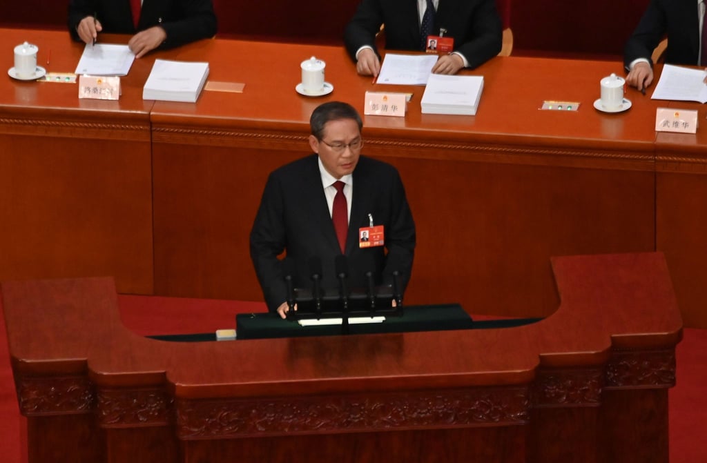 Chinas Ministerpräsident Li Qiang verliest den Arbeitsbericht der Regierung. Das Wachstumsziel ist so niedrig wie seit 1991 nicht mehr.