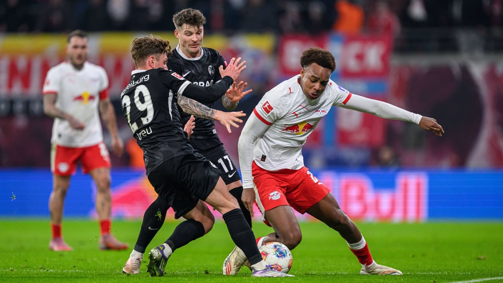 Assan Ouedraogo (r.) bei seinem letzten Bundesligaeinsatz gegen den SC Freiburg.