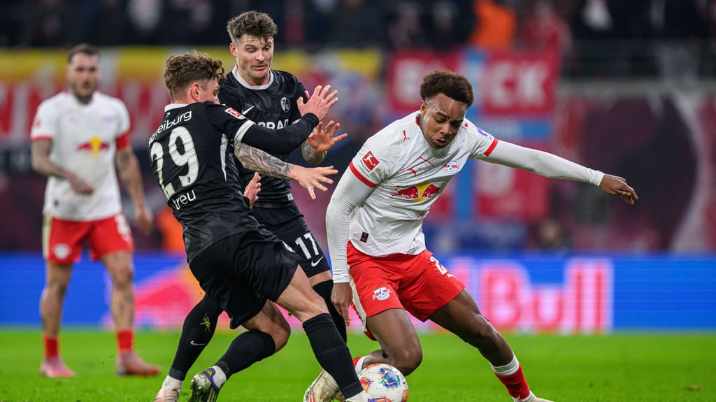 Assan Ouedraogo (r.) bei seinem letzten Bundesligaeinsatz gegen den SC Freiburg.