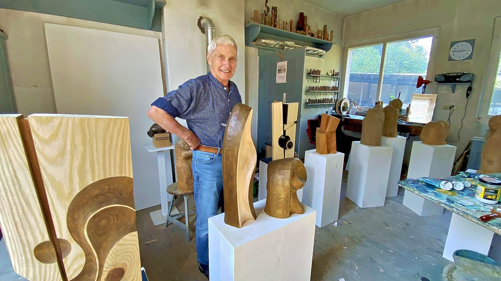 Klaus Kuhrmann, wie er zu einer früheren Ausstellung die Exponate in seiner Jessener Werkstatt zusammenstellt. 