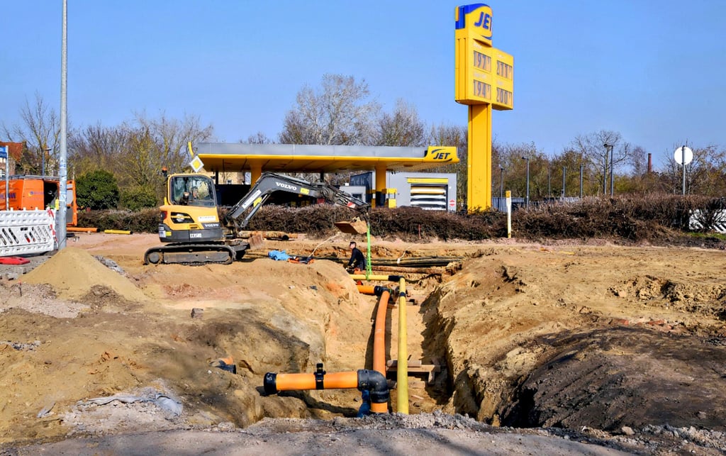 Die Baustelle sorgt dafür, dass die Jet-Tankstelle in Köthen nur noch über eine Zufahrt, die eigentliche Ausfahrt, erreichbar ist. 