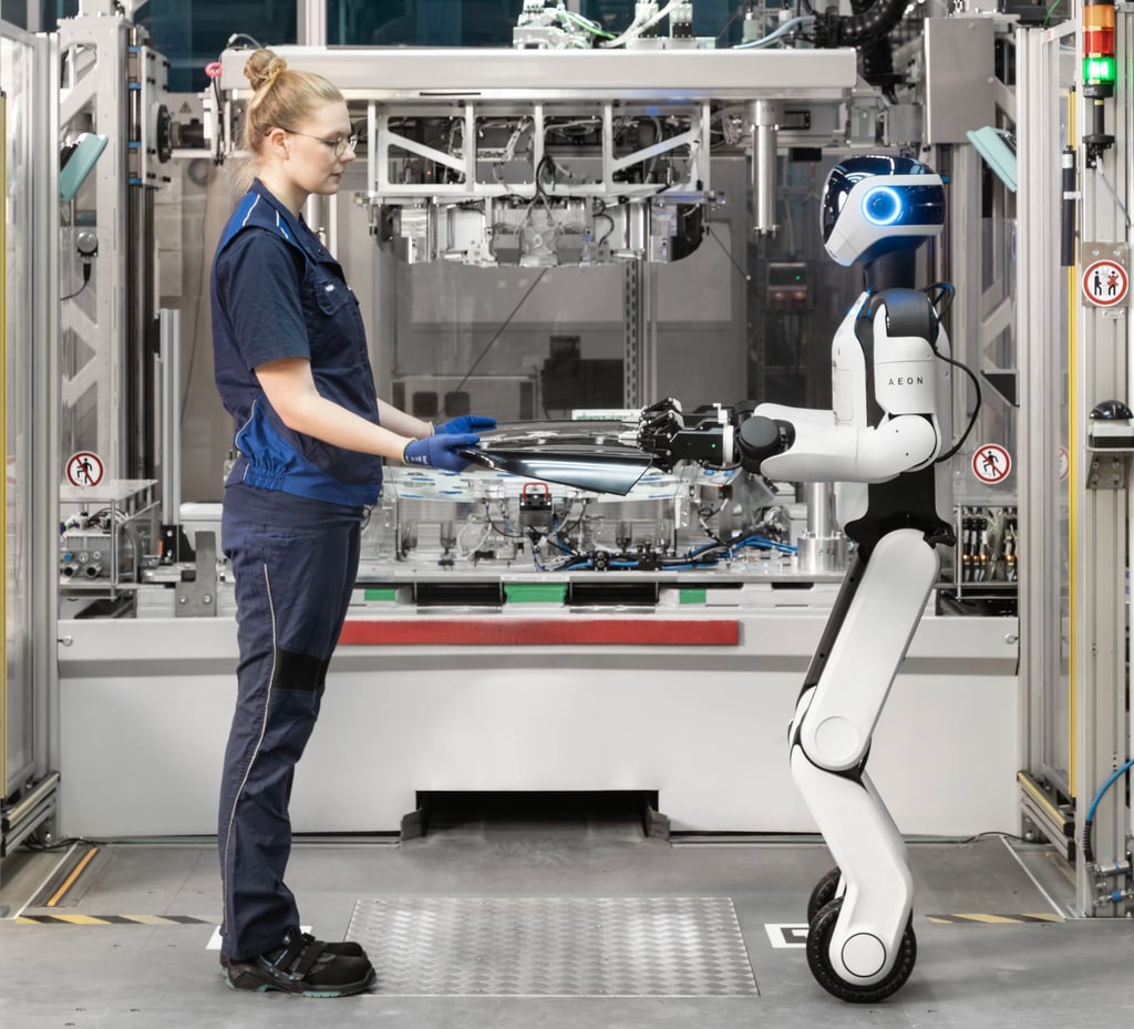 Der Roboter Aeon wird im Leipziger Werk  zwar getrennt, aber nicht abgesperrt vom Menschen arbeiten