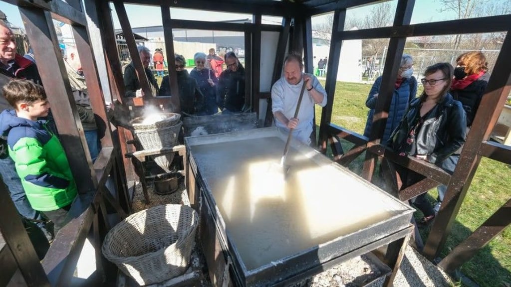 Seit dem Umbau des Salinemuseums zeigen die Halloren das traditionelle Schausieden nicht mehr in den Originalräumen der Saline sondern draußen am Holzplatz.