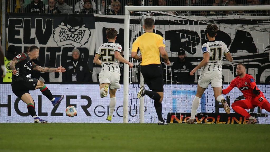 Fataler Fehlschuss: Mateusz Zukowski (l.) trifft den Ball frei vor dem Elversberger Tor nicht richtig.