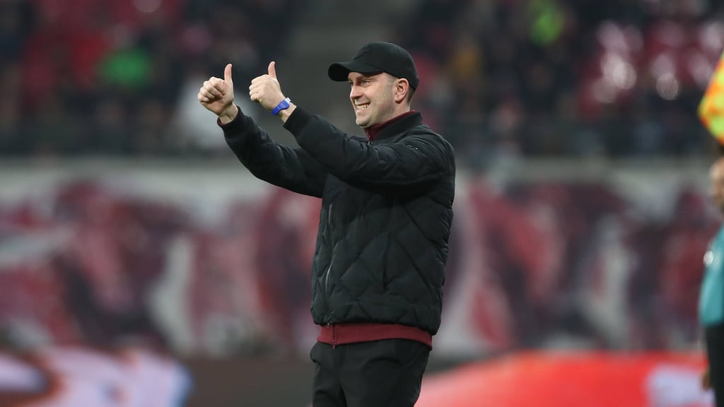 Ole Werner reckt die Daumen.