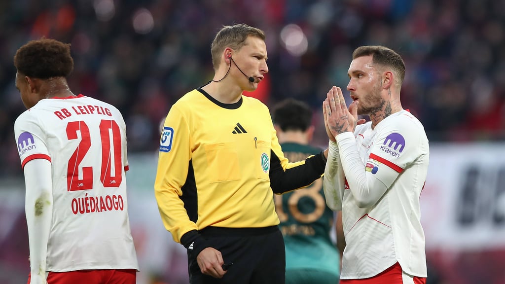 David Raum diskutiert mit Schiedsrichter Martin Petersen.