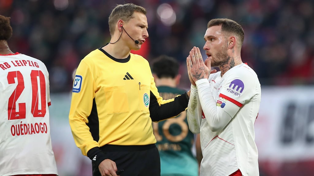 David Raum diskutiert mit Schiedsrichter Martin Petersen.