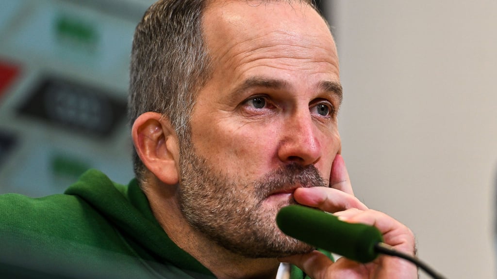 Manuel Baum auf einer Pressekonferenz.