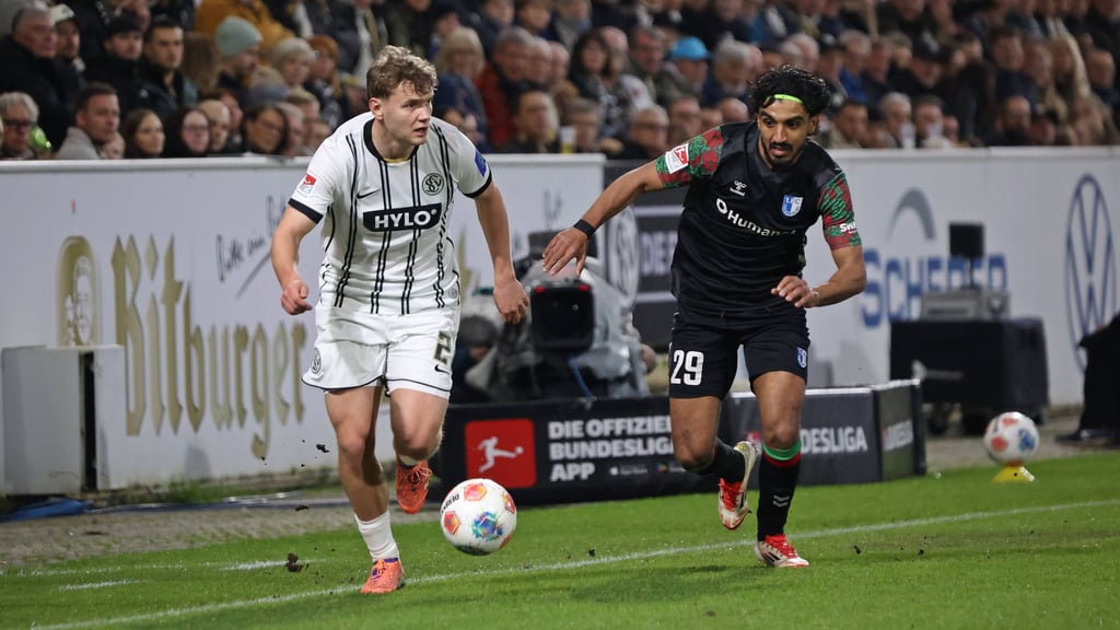 Rayan Ghrieb (r.) vom 1. FC Magdeburg im Laufduell mit Elversbergs Lasse Günther. Am Freitagabend verlor der FCM 0:1 bei der SVE.