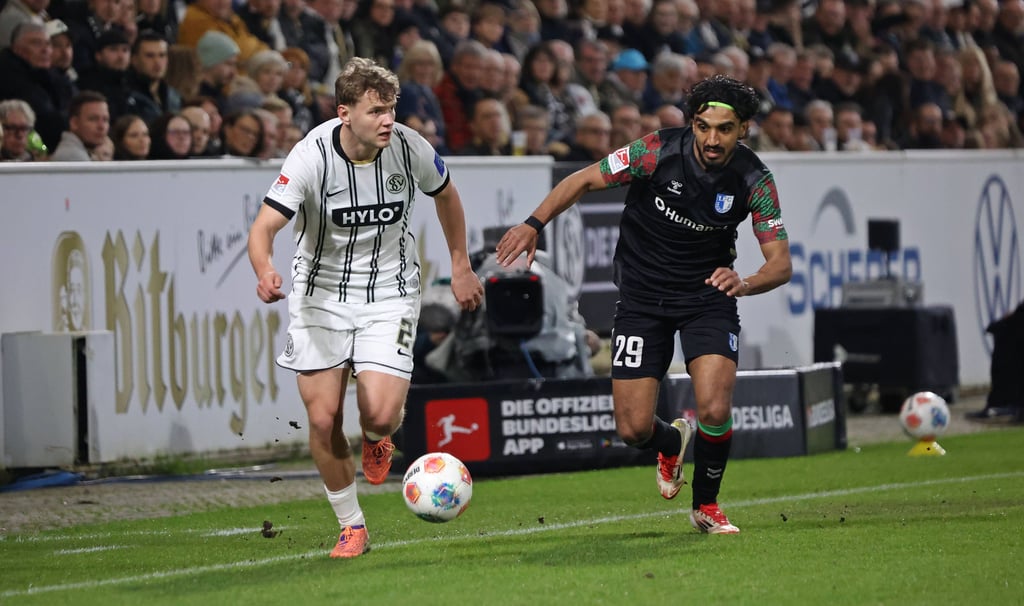 Rayan Ghrieb (r.) vom 1. FC Magdeburg im Laufduell mit Elversbergs Lasse Günther. Am Freitagabend verlor der FCM 0:1 bei der SVE.