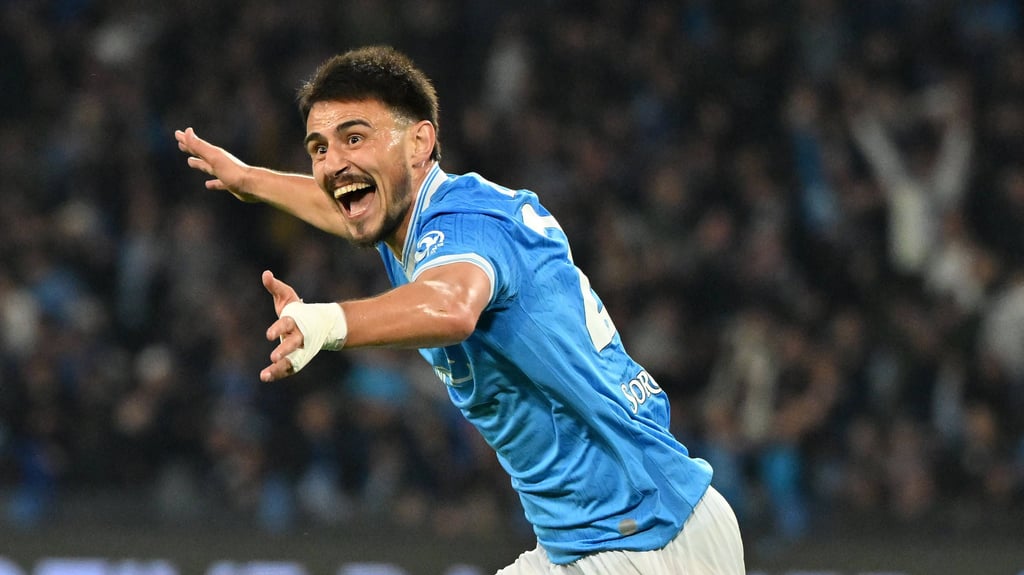 Eljif Elmas freut sich über sein erstes Tor für Napoli seit dem Sommer.