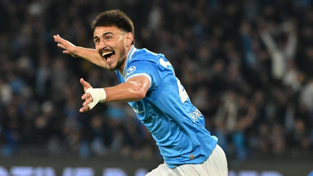 Eljif Elmas freut sich über sein erstes Tor für Napoli seit dem Sommer.