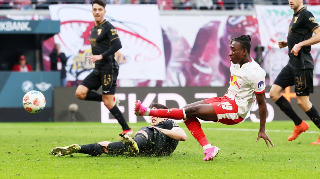 RB Leipzigs Yan Diomande erzielt das 1:1 gegen den FC Augsburg.
