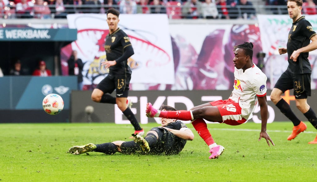 RB Leipzigs Yan Diomande erzielt das 1:1 gegen den FC Augsburg.