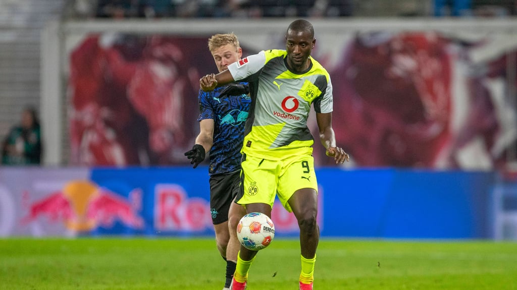 Xaver Schlager (l.) und Serhou Guirassy im Zweikampf.